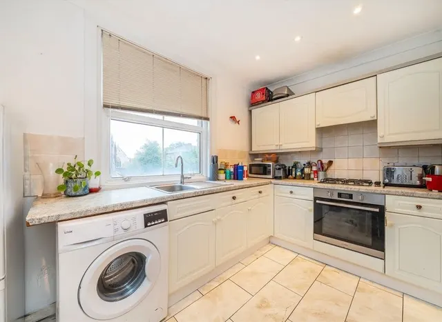 Uxbridge Road, Shepherds Bush, W12, photo 1