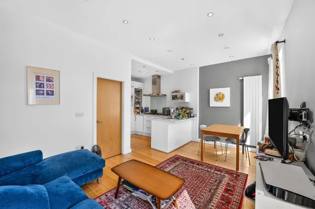 Lavenham Road, London, SW18, photo 2