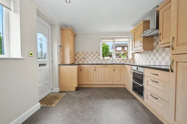 South Lane, Netherton, WF4, photo 2