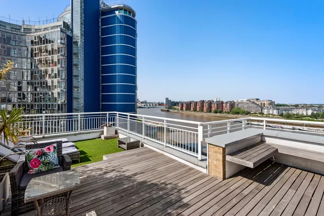 3 bedroom flat — Oyster Wharf, 18 Lombard Road, London, SW11 3RT