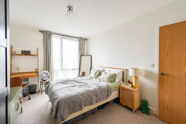 Photo 3 — Flat 13, 43 Devons Road, London