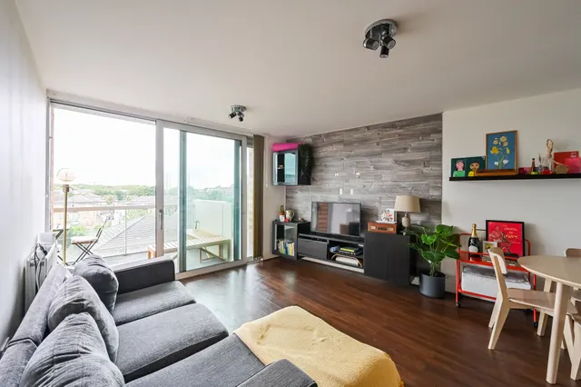 2 bedroom flat — Flat 13, 43 Devons Road, London