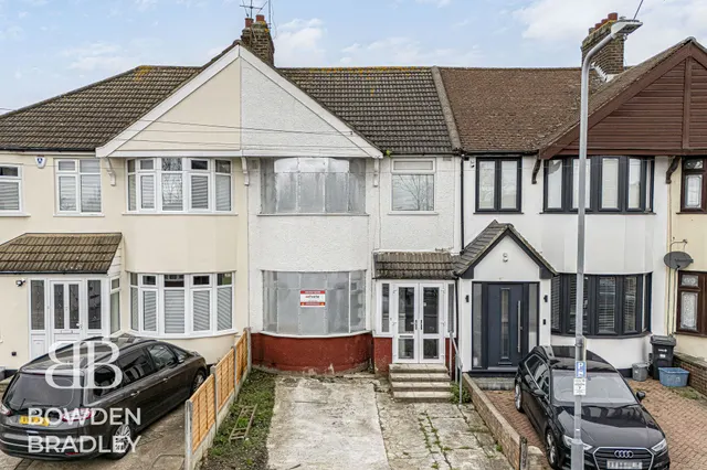 Tiverton Avenue, Clayhall, IG5, photo 1
