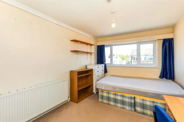Queens Drive, Guildford, GU2, photo 2