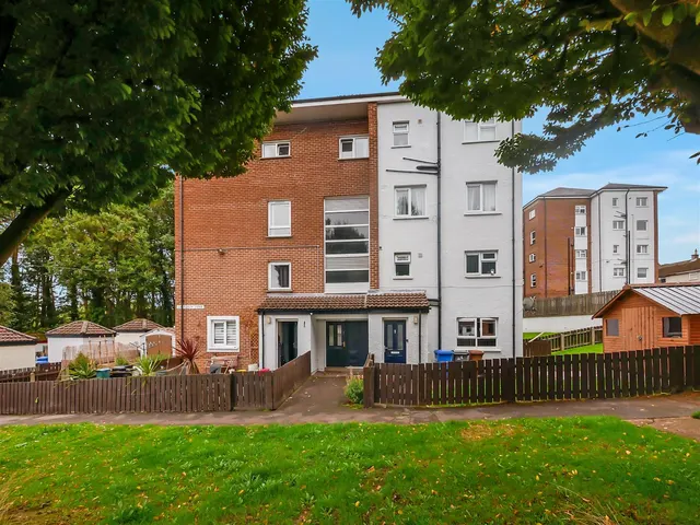 Off Belvoir Drive, Belfast, BT8, photo 2