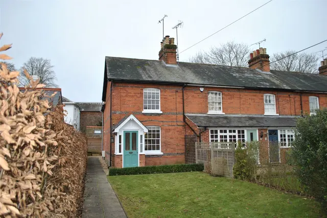 Thackhams Lane, Hartley Wintney, Hampshire, RG27 8HW, photo 1