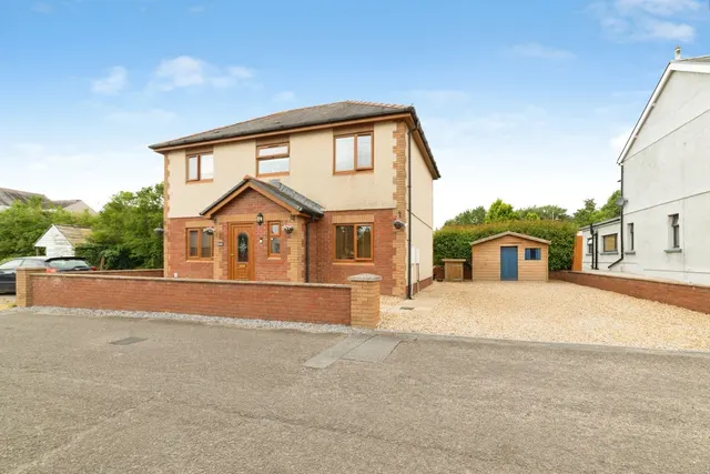 Heol Trefrhiw, Penybanc, SA18, photo 1