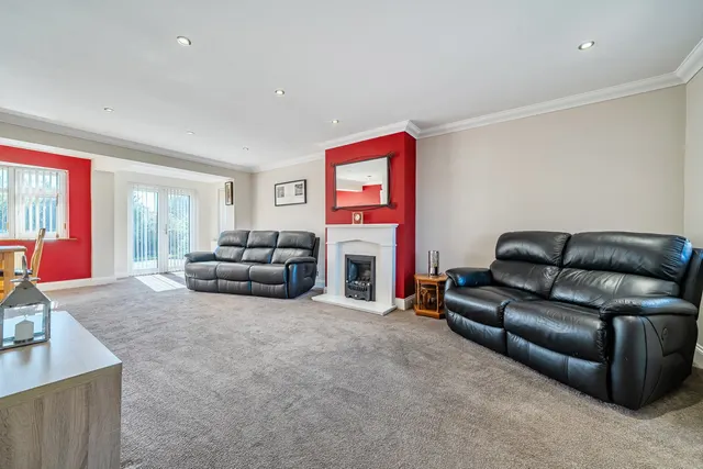 Photo 3 — Grovebury Close, DA8
