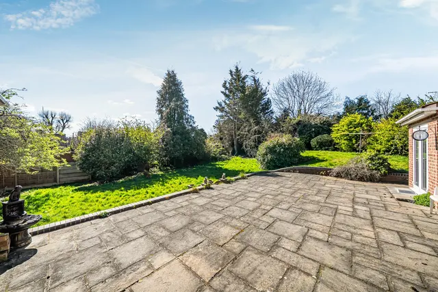 Photo 2 — Grovebury Close, DA8