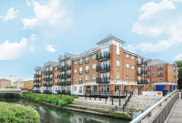 18 Tanyard House, Brentford Lock, photo 1