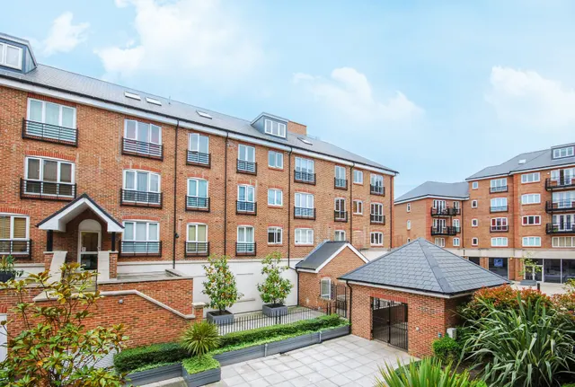 Photo 2 — 18 Tanyard House, Brentford Lock