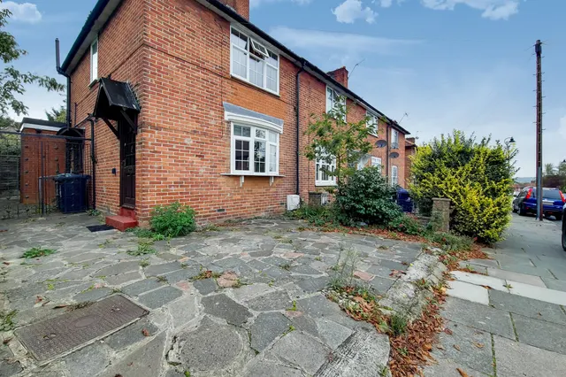 Westcott Crescent, London, W7 1PL, photo 1