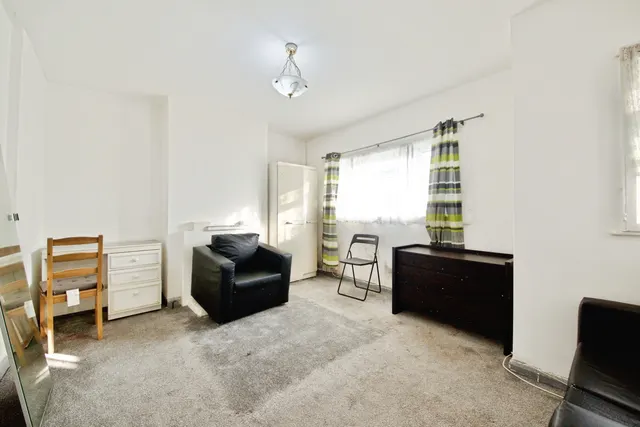 North Circular Road, London, NW10, photo 1