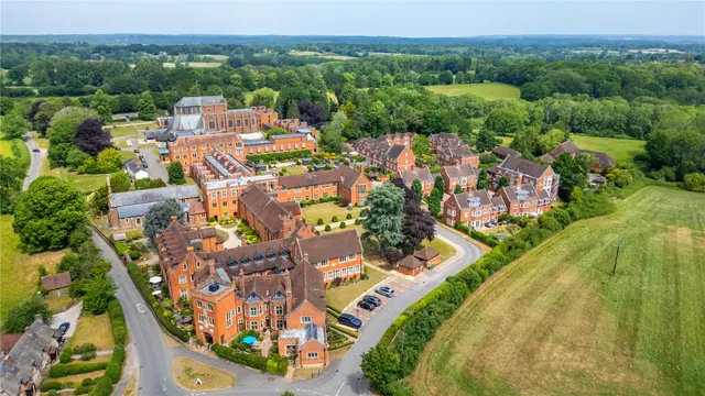 Abbey Gardens, Upper Woolhampton, RG7, photo 1
