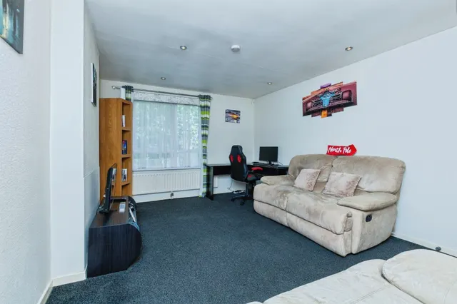 Photo 2 — Ipswich Close, LEICESTER
