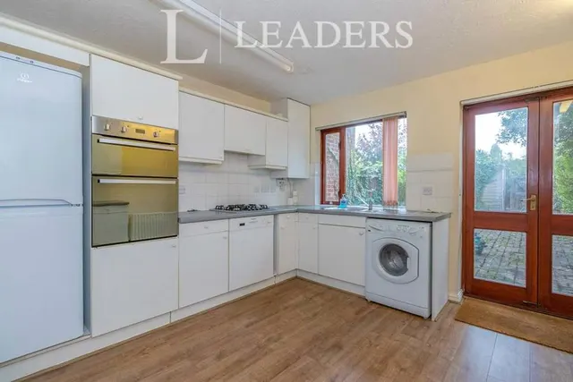 Farriers Close, Epsom, KT17, photo 3