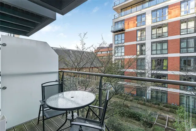 Longfield Avenue, London, W5 2BE, photo 1