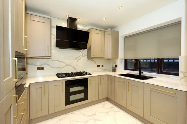 Daylesford Crescent, Cheadle, photo 3