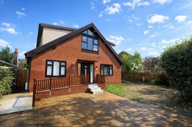 Daylesford Crescent, Cheadle, photo 1