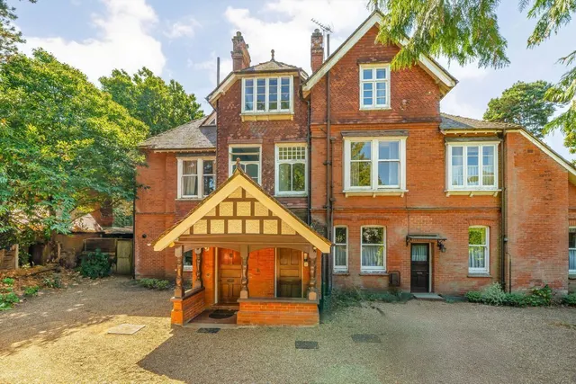 Queens Road, Weybridge, KT13, photo 1