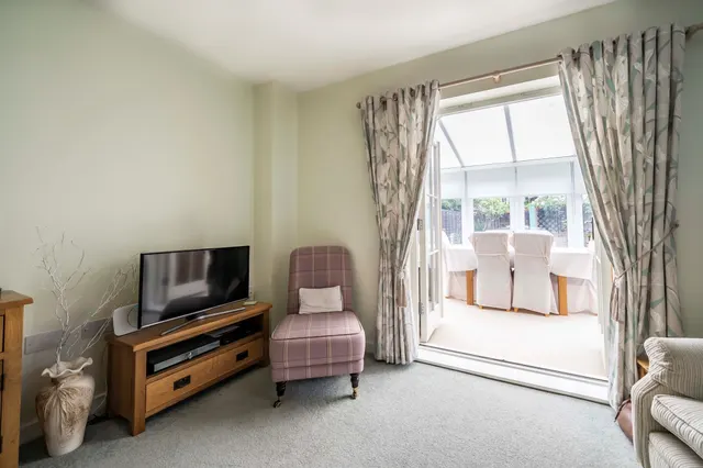 Photo 3 — Sheldon Way, Berkhamsted