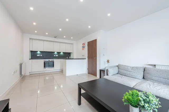 4 Crested Court, 3 Shearwater Drive, London, photo 1