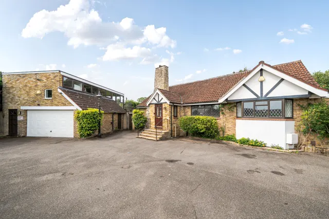The Crescent, SHEPPERTON, TW17, photo 1