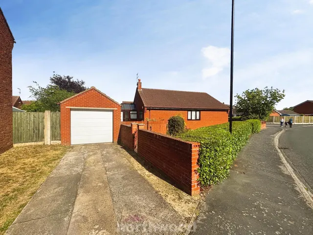 Harpenden Drive, Dunscroft, DN7, photo 1