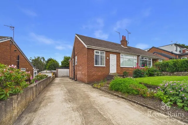 Manor Farm Drive, Churwell, West Yorkshire, LS27, photo 1
