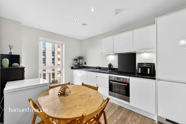 Manor Place, Feltham, TW14, photo 2