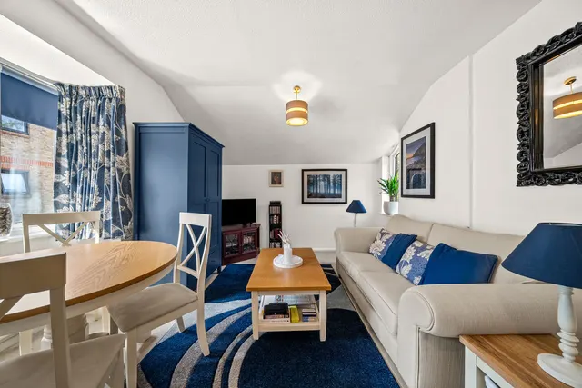 West End Lane, Esher KT10 8NE, photo 1