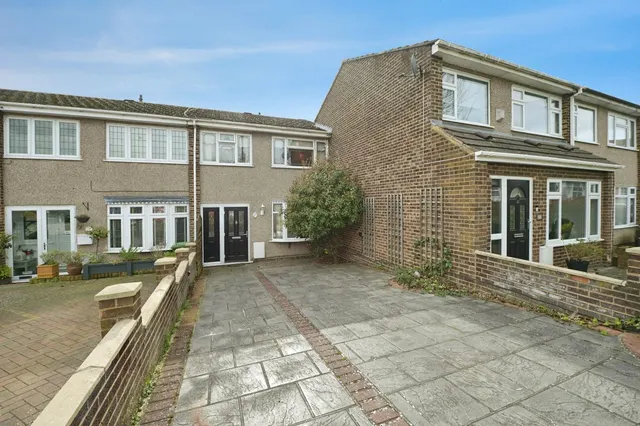 Browne Close, Romford, RM5, photo 1