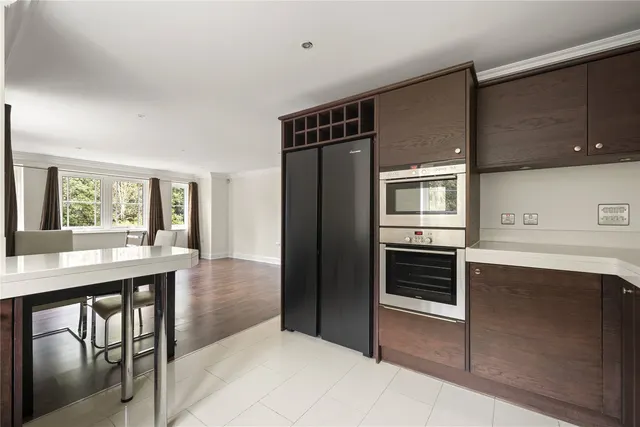 Portsmouth Road, Esher, KT10, photo 1