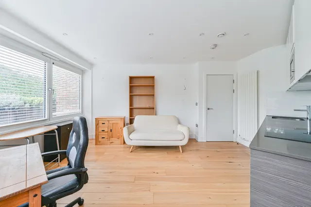 Photo 3 — Flat 9, Riverdale House, 68 Molesworth Street, London