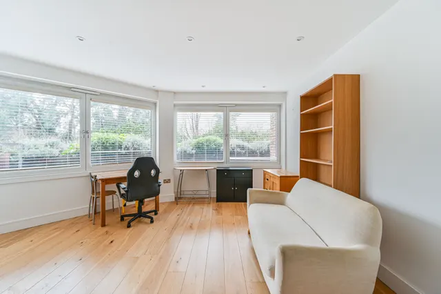 Photo 2 — Flat 9, Riverdale House, 68 Molesworth Street, London
