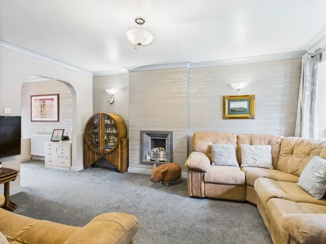 Firethorn Drive, Godley, SK14, photo 3