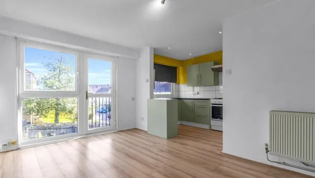 Cowper Gardens, Southgate, N14, photo 1