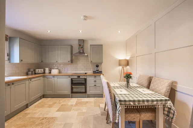 Impeccably Presented Three Bedroom Fa, photo 2