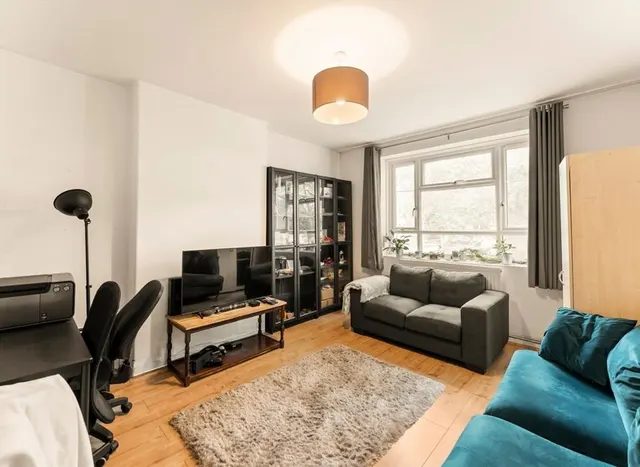 Lawrence Close, White City Estate, W12, photo 2