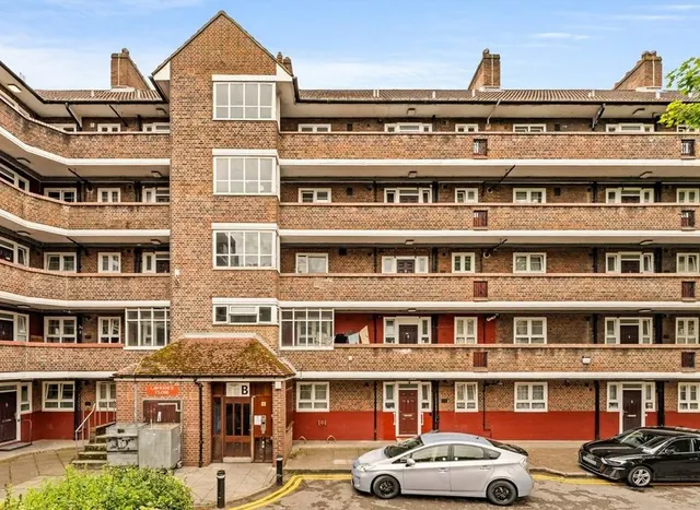 Lawrence Close, White City Estate, W12, photo 1