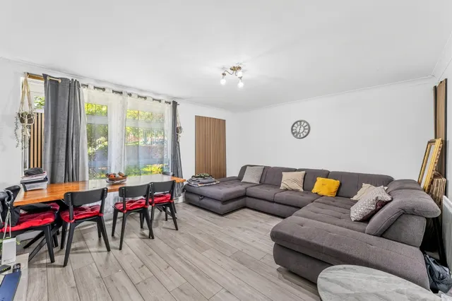 Arnal Crescent, London, photo 1