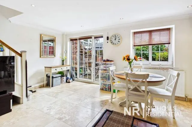 Leas Close, Chessington, KT9, photo 2