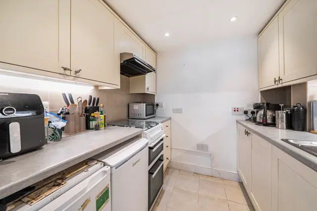 Photo 2 — Flat 1, 31 Kempsford Gardens, London
