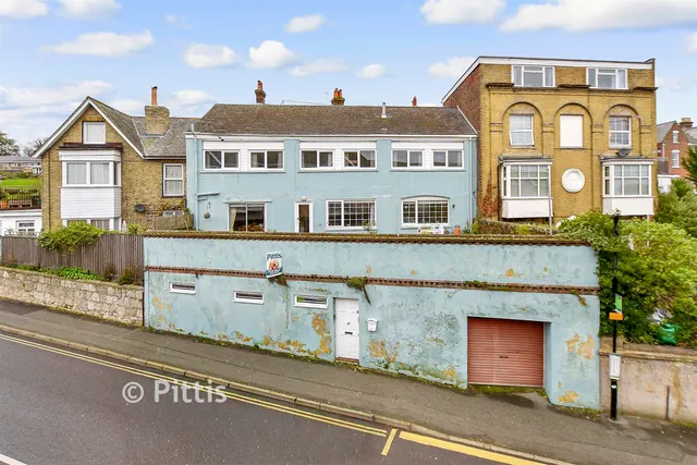 Terminus Road, Cowes, PO31, photo 1