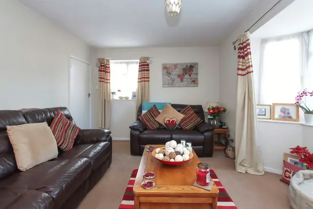 Photo 2 — White Hart Drive, Hemel Hempstead, Hertfordshire, HP2 4JL
