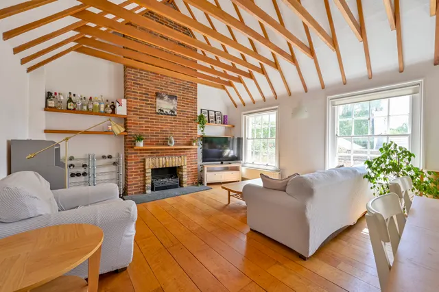 Photo 3 — 3 Bensbury Close, London