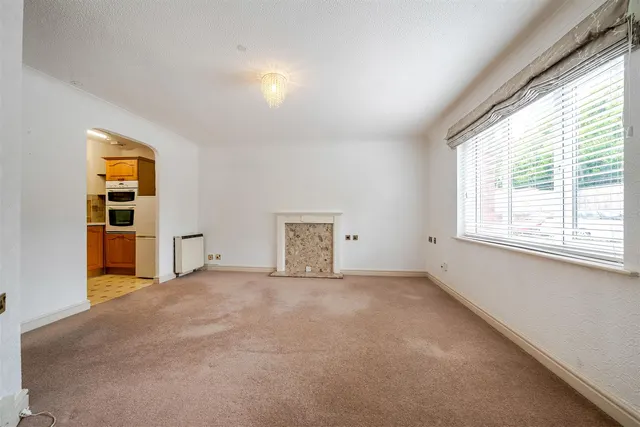Hinderton Road, Neston, CH64, photo 2