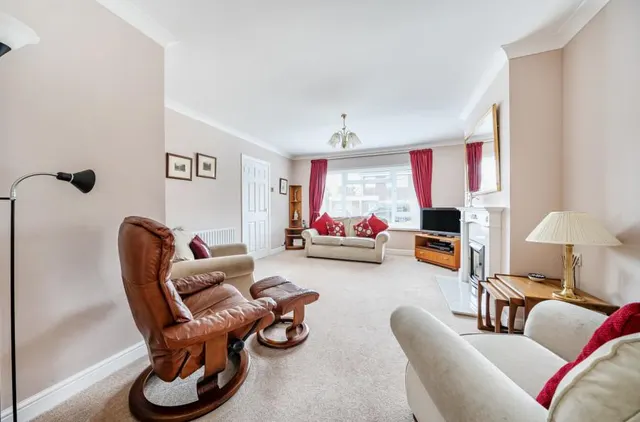 Mentmore Crescent, Dunstable, LU6, photo 2