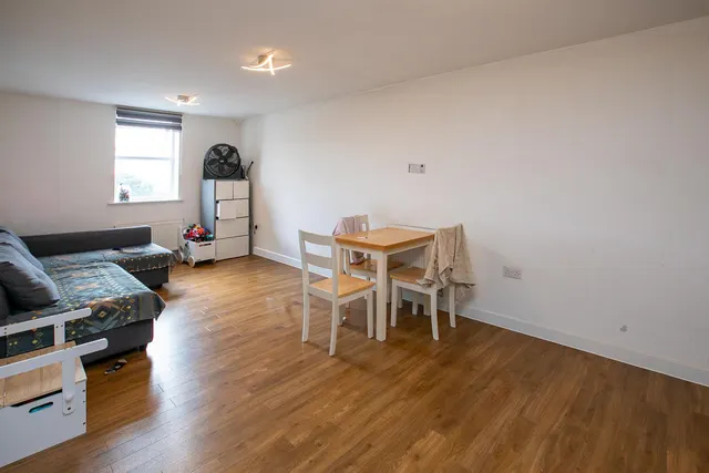 Cloatley Crescent, Royal Wootton Bassett, photo 3