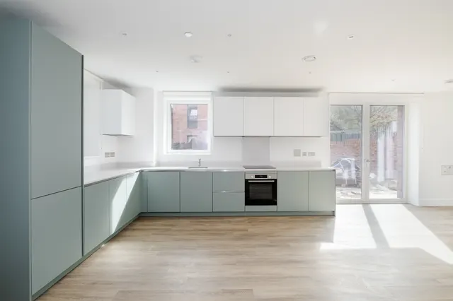 Photo 2 — 100 Woodside Avenue, London, N10